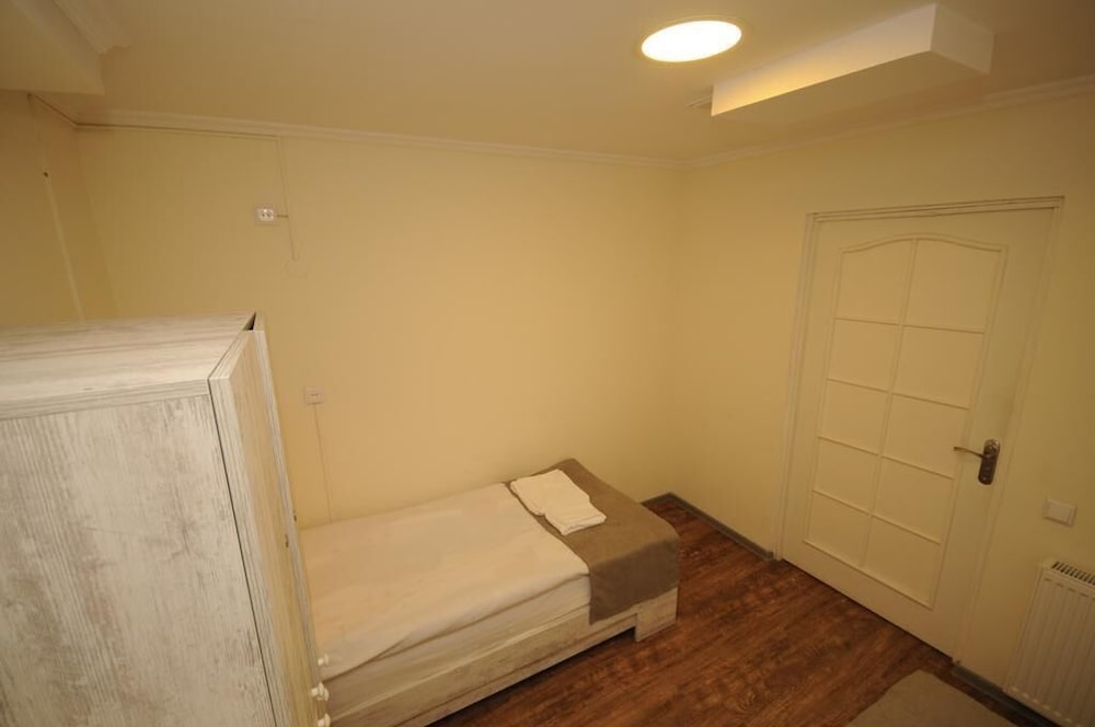 Economy Twin Room, Shared Bathroom photo 3