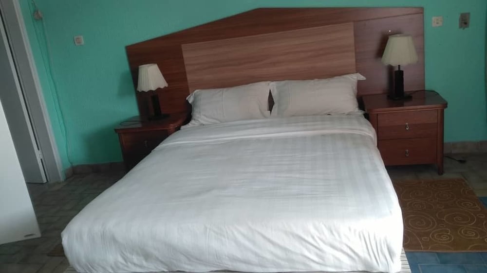 Room (Medium)