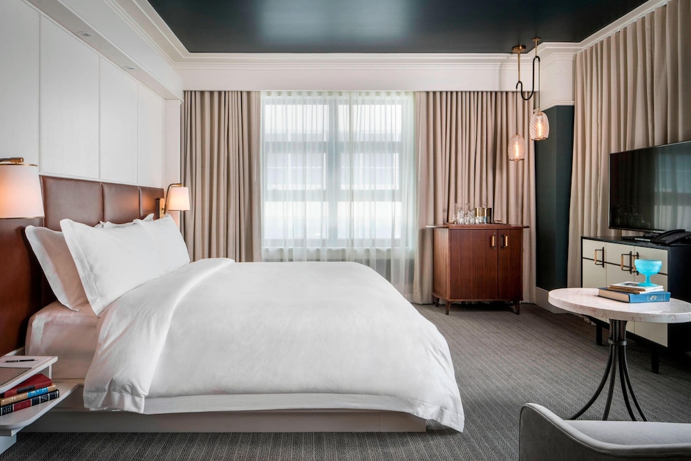 Standard Room, 1 King Bed (Mobility/Hearing Access, Roll-in Shwr)