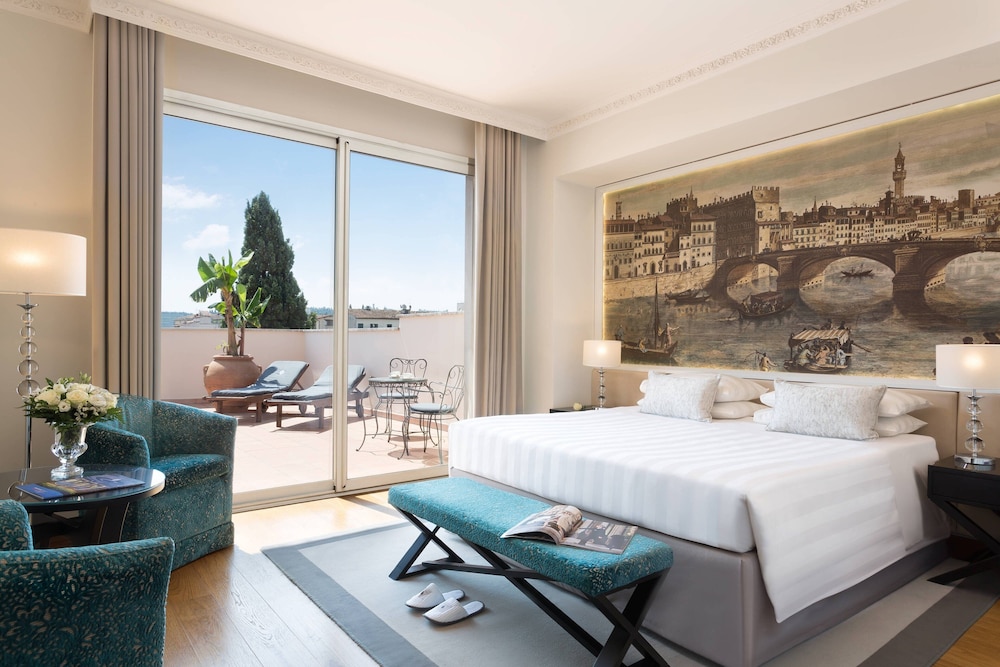 Premium King Room with One King Bed and Balcony (Non Smoking) - Photo 1