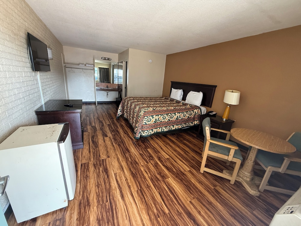 Room, 1 King Bed, Smoking, City View photo 3