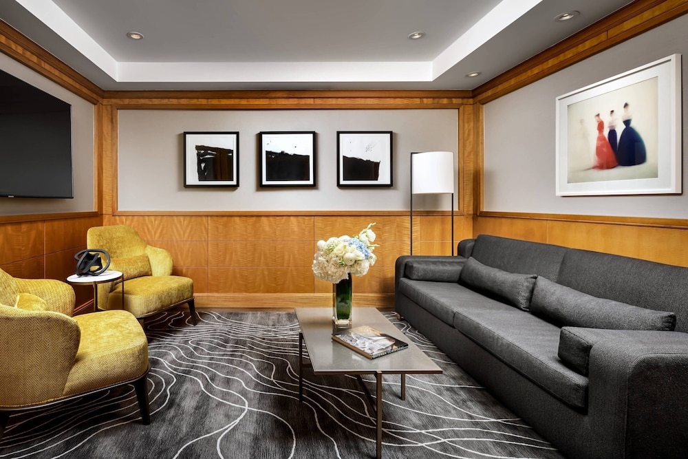Club Suite, 1 King Bed, City View thumbnail 5