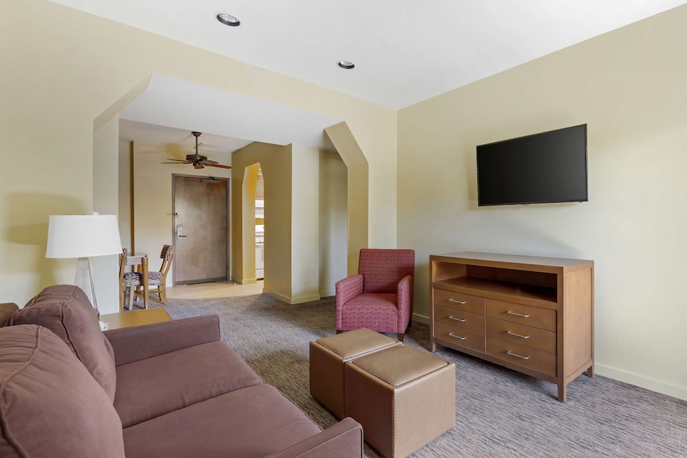 2 Bedroom 1 King 1 Queen Suite Accessible Tub - Photo 2