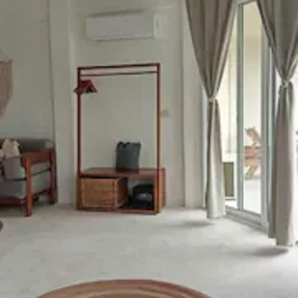 Suite - Photo 25