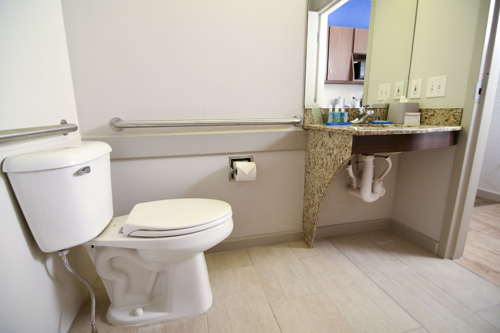 Standard Room, 2 Queen Beds, Accessible (Comms Accessible. Roll-In Shower) - Photo 4