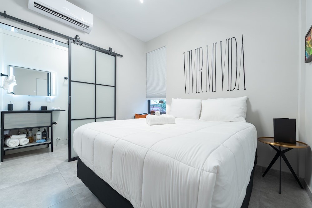 Mark Anthony Luxury Double Room/ Queen bed/1Ba