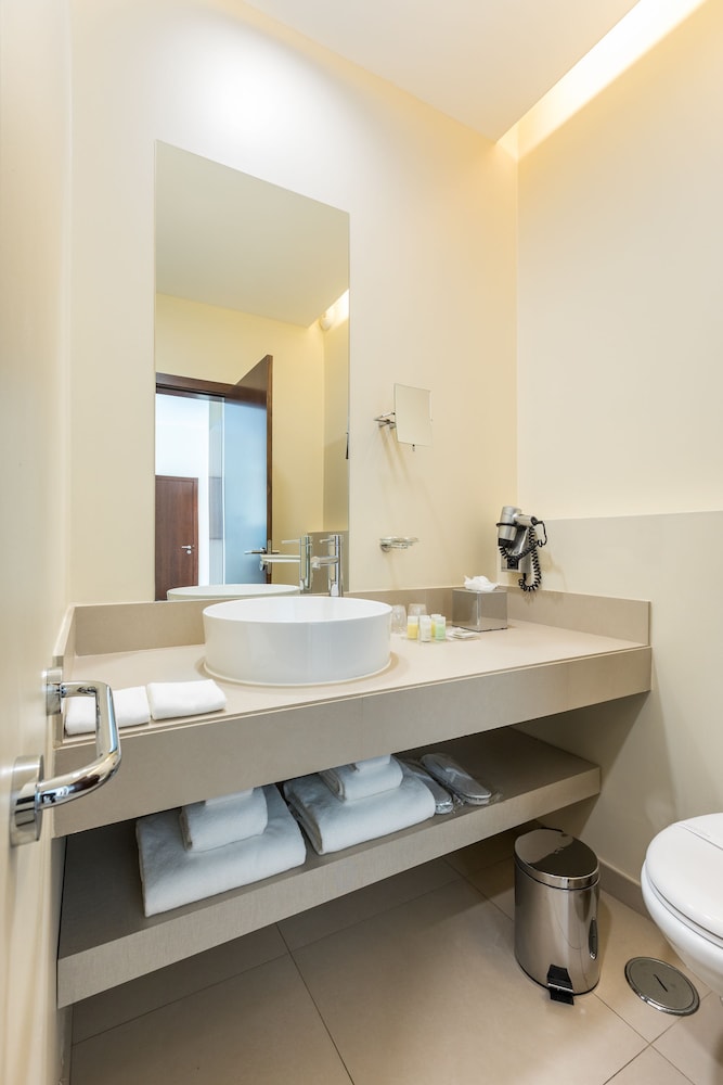 Suite, 3 Bedrooms - Photo 11