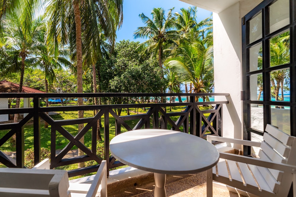 Deluxe Double or Twin Room with Partial Sea View photo 3