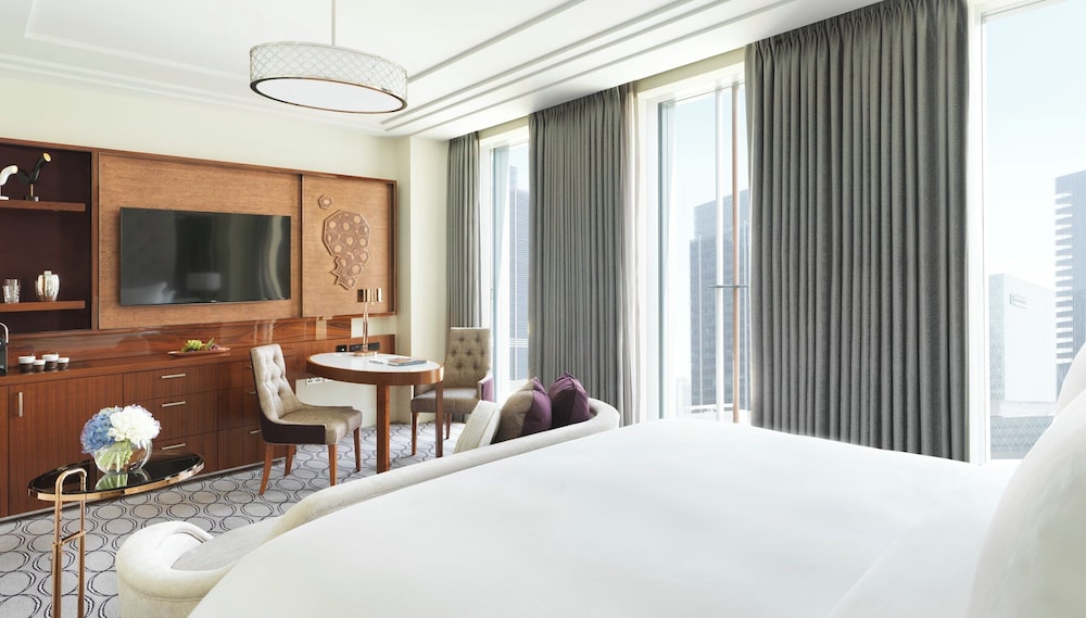 Premier Room, 1 King Bed photo 2