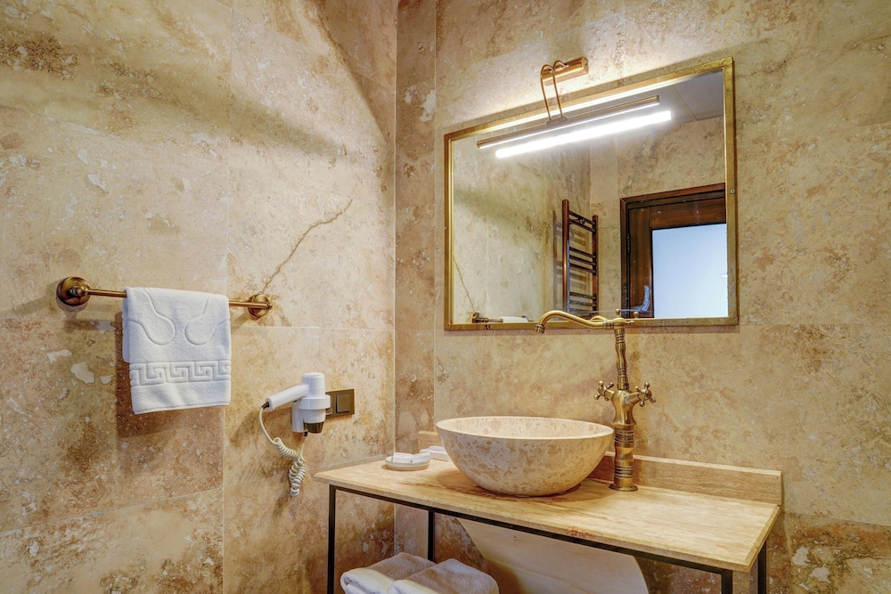 Royal Stone Suite with Jacuzzi - Photo 2