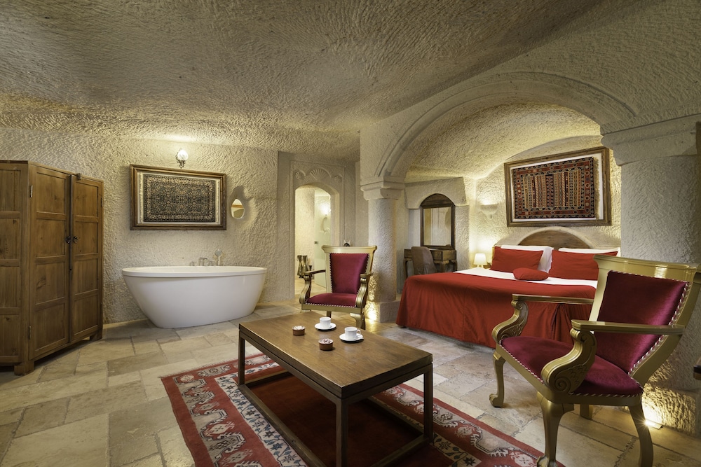 115 Junior Cave Suit with Bathtub photo 1