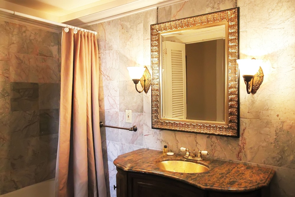 Carriage House photo 2