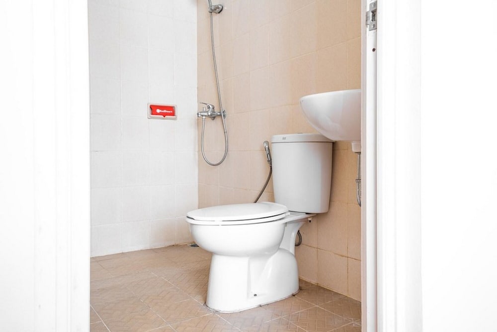 Twin Room (RedDoorz) - Photo 10