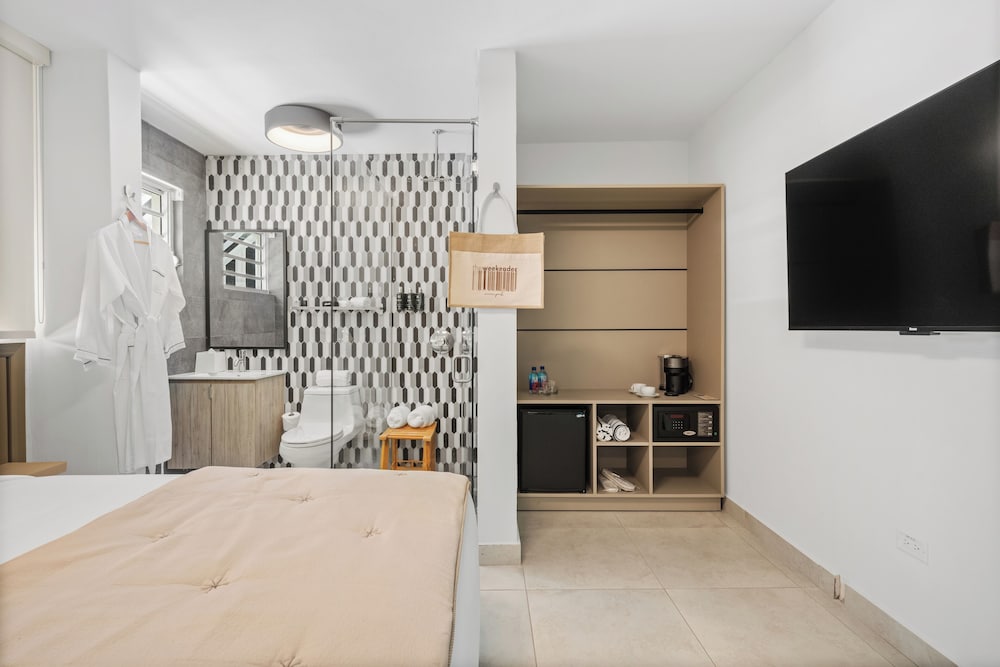 Standard Room, 1 Queen Bed