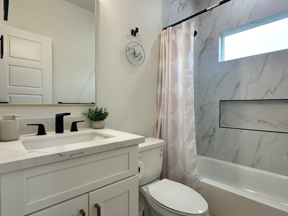 Cozy 3br Retreat With Yard, Billede 12
