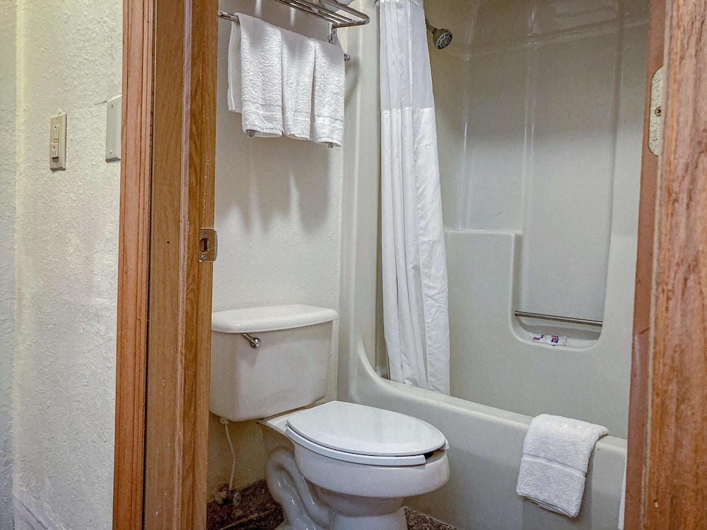 Deluxe Room, 2 Queen Beds, Non Smoking, Refrigerator & Microwave - Photo 10