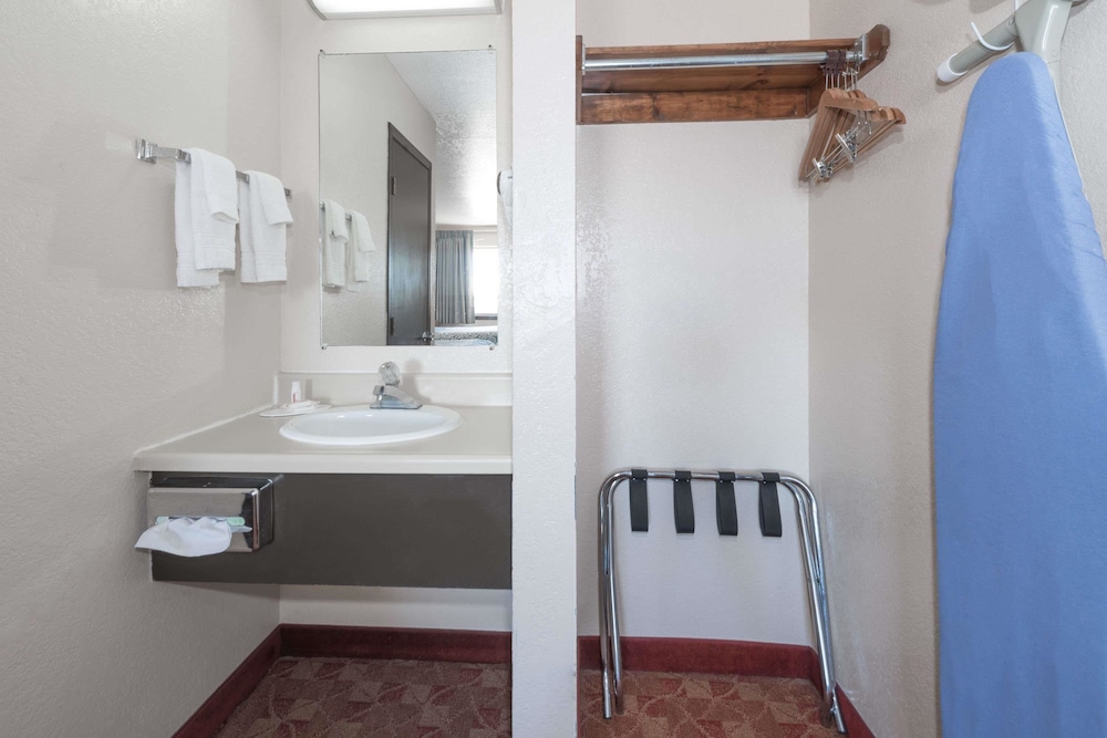 Room, 2 Double Beds, Smoking - Photo 4