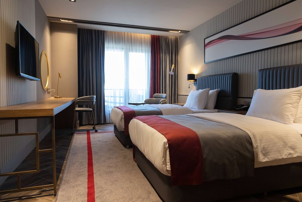 Superior Room, Non Smoking (1 Queen Bed & 1 Twin Bed) - Photo 1