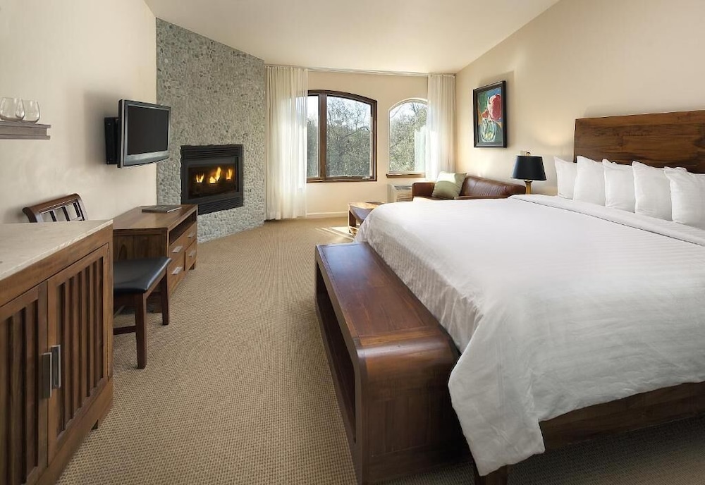 Deluxe Room, 1 King Bed, Roll-in Shower (Ada, Roll-in Shower) - Photo 2
