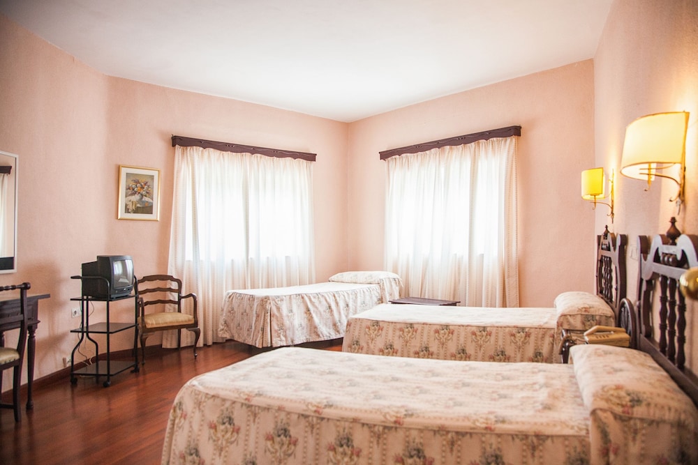 Basic Triple Room (With extra bed) photo 3