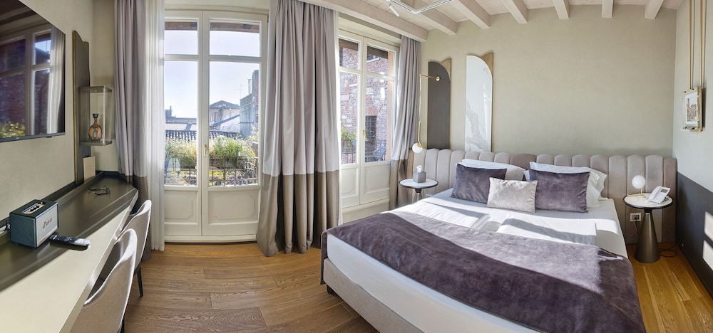 Deluxe Studio Suite, 1 King Bed with Sofa bed, Courtyard View - Photo 1