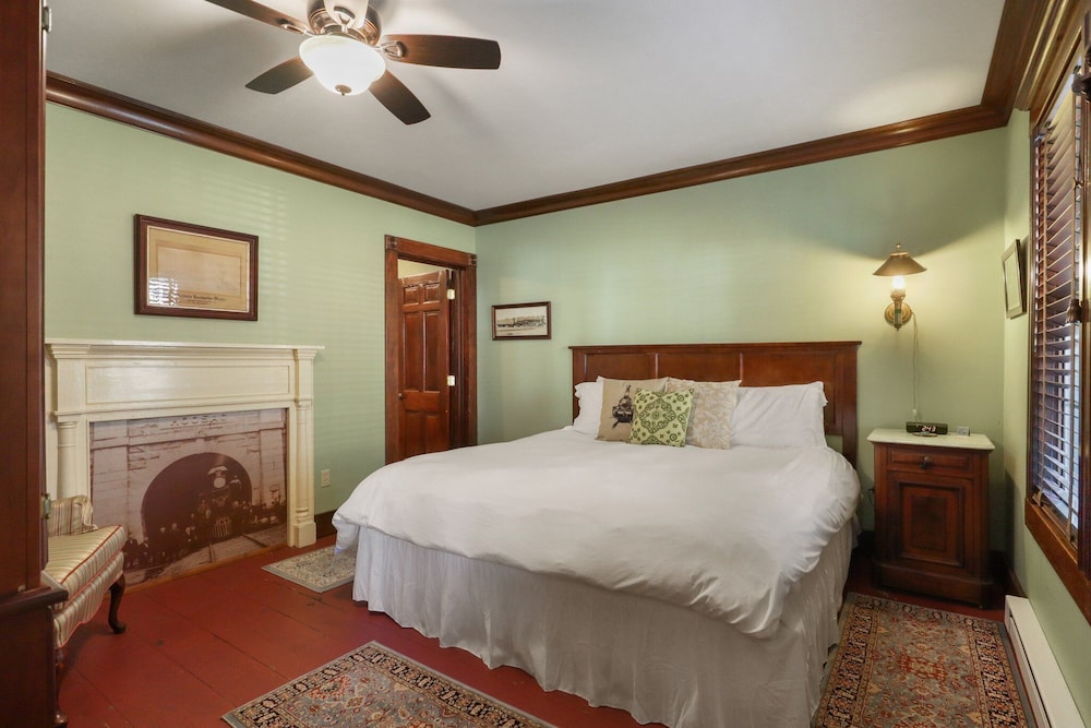 Room, Private Bathroom (Room 2)