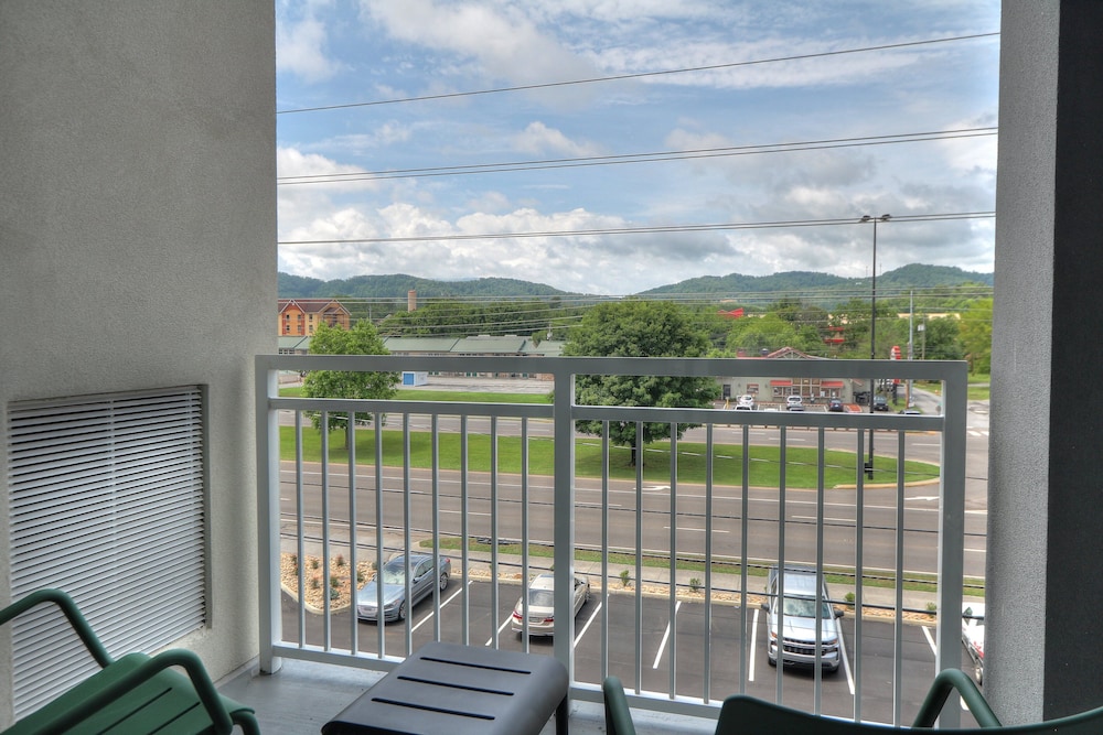 Premium Room, 2 Queen Beds, Balcony (Parkway View) - Photo 3