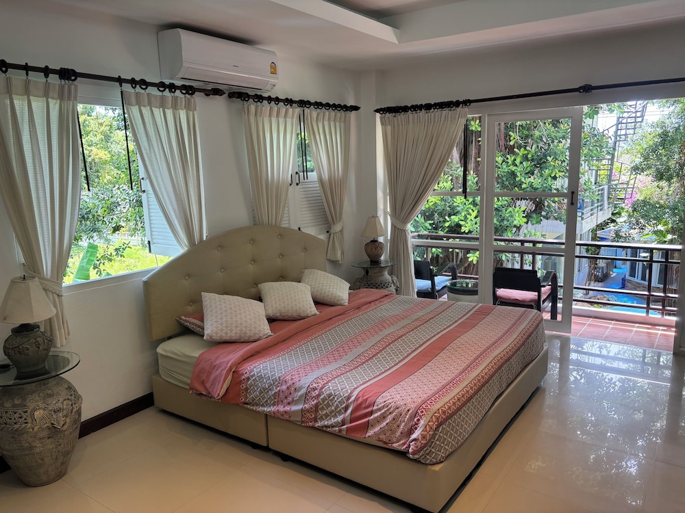 Deluxe Double Room with Balcony - Photo 6