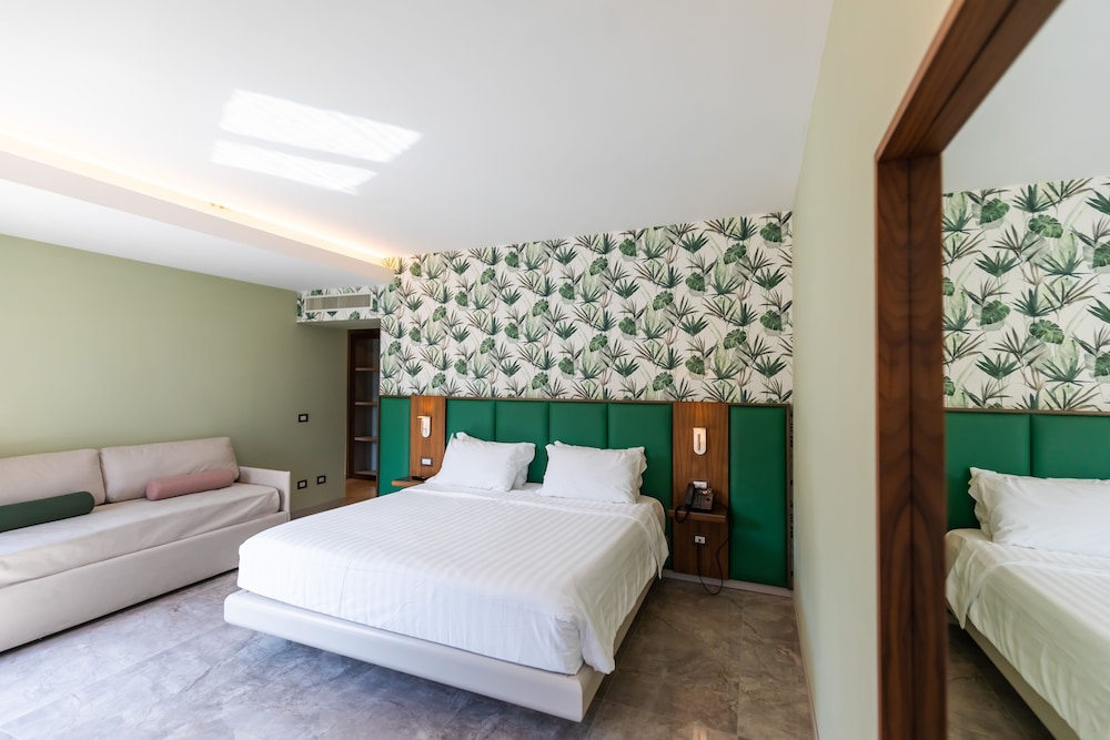 Junior Studio Suite, 1 King Bed with Sofa bed, Jetted Tub, photo 6