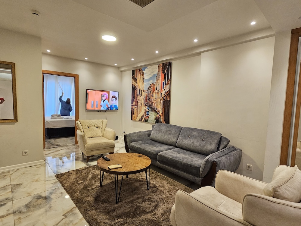 Exclusive Condo, 2 Bedrooms, Pool Access photo 1