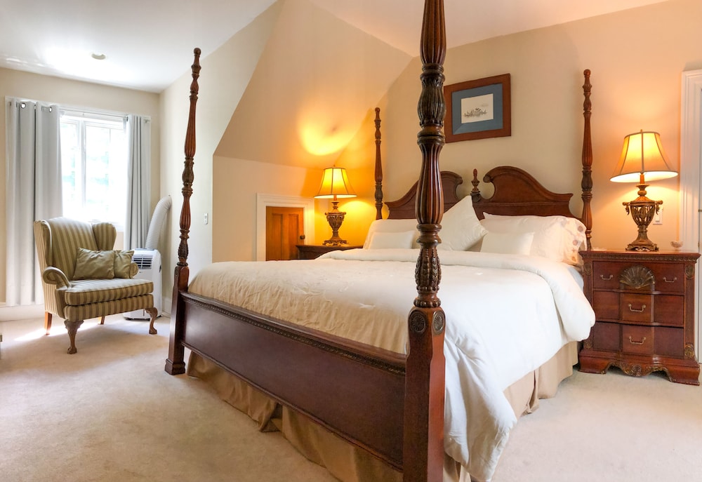 Strawberry Hill Room at Chiltern Inn B&B