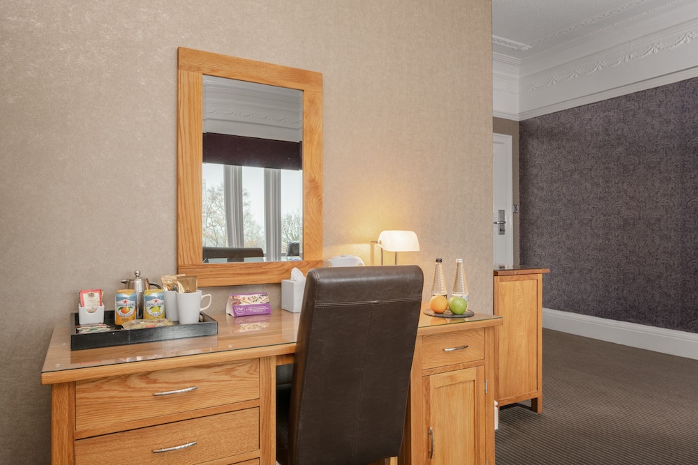 Suite, 1 Double Bed. Garden View (Four Poster Bed) photo 2