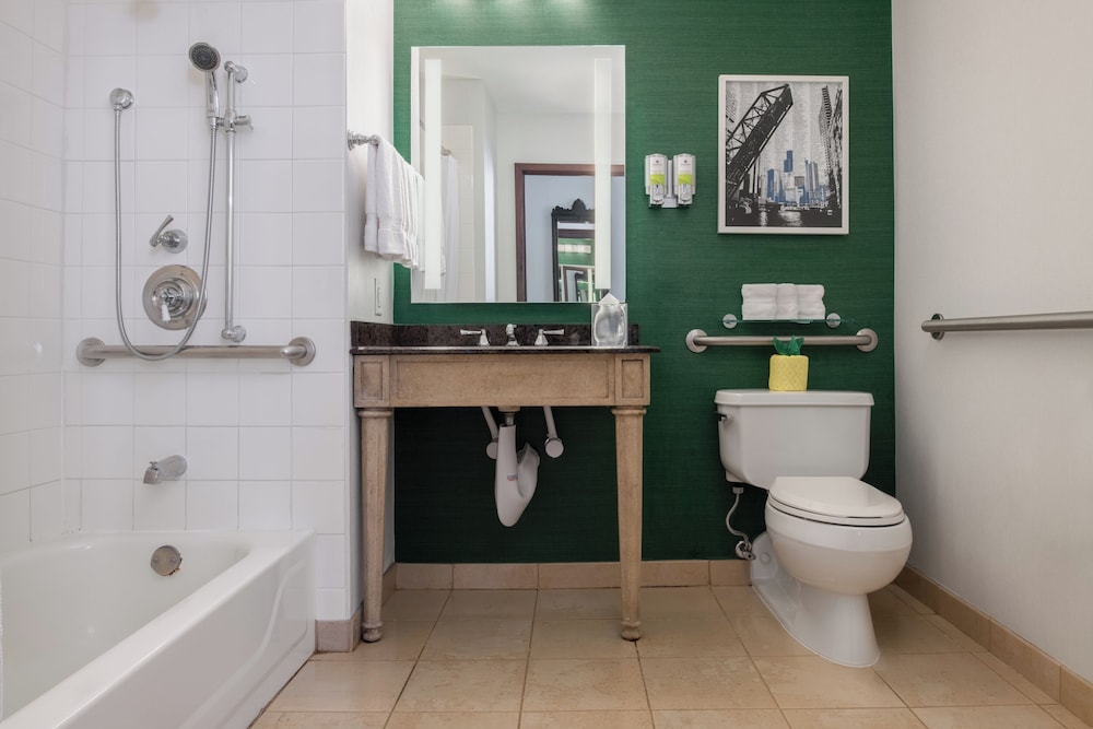 Reliance King Suite Mobility Accessible w/Tub - Photo 3