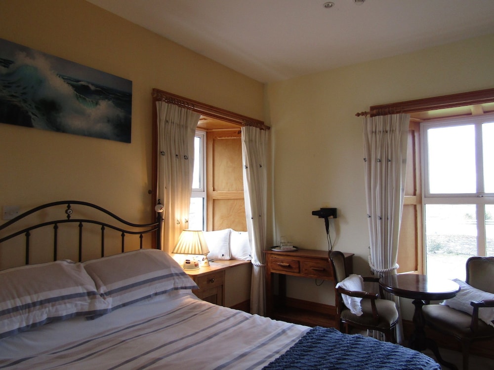 Deluxe Double Room, 1 King Bed, Non Smoking, Ocean View photo 2