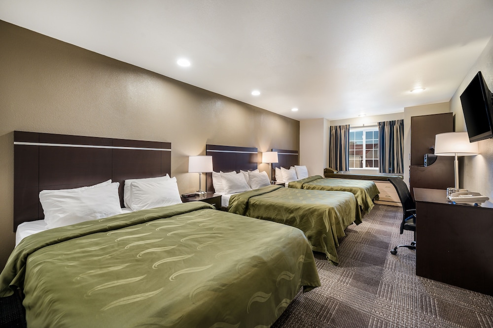 Room, Multiple Beds, Non Smoking - Photo 1