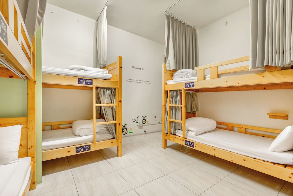 Bed in 4-Bed Male Dormitory Room photo 1