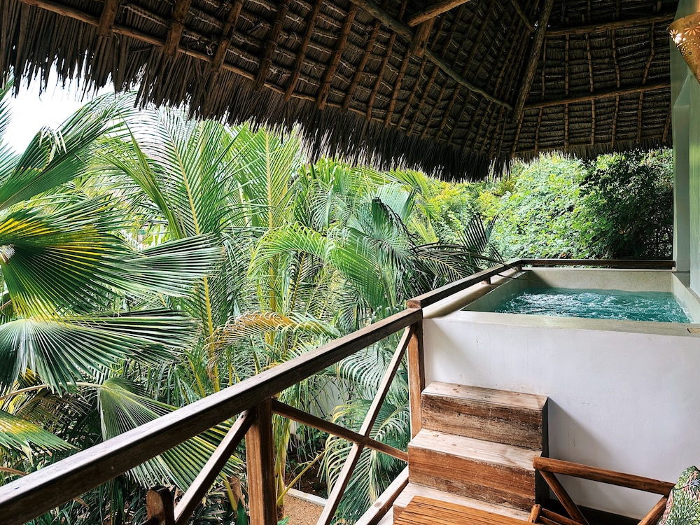 Comfort Suite, Jetted Tub, Pool View photo 1
