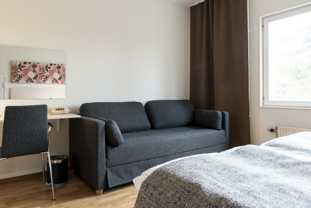 Triple Room (2 single beds and 1 sofa bed) photo 3