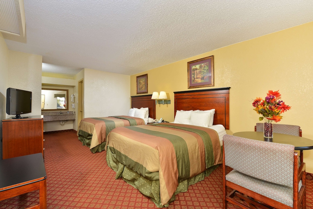 Room, 2 Queen Beds - Photo 1