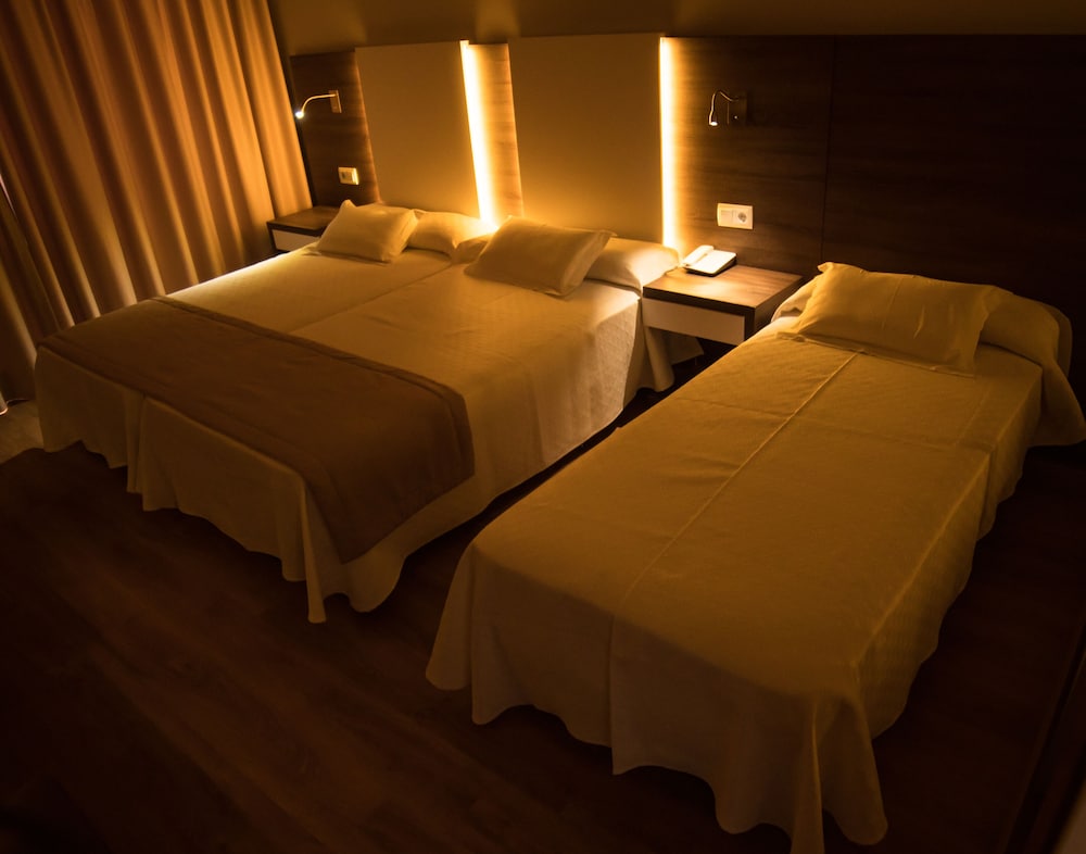Double Room, Balcony, Sea View (high floor, 1 adult + 2 children) thumbnail 6