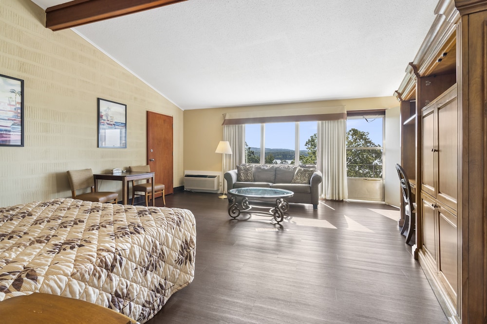 Standard Room, 1 King Bed with Sofa bed, Lake View photo 3