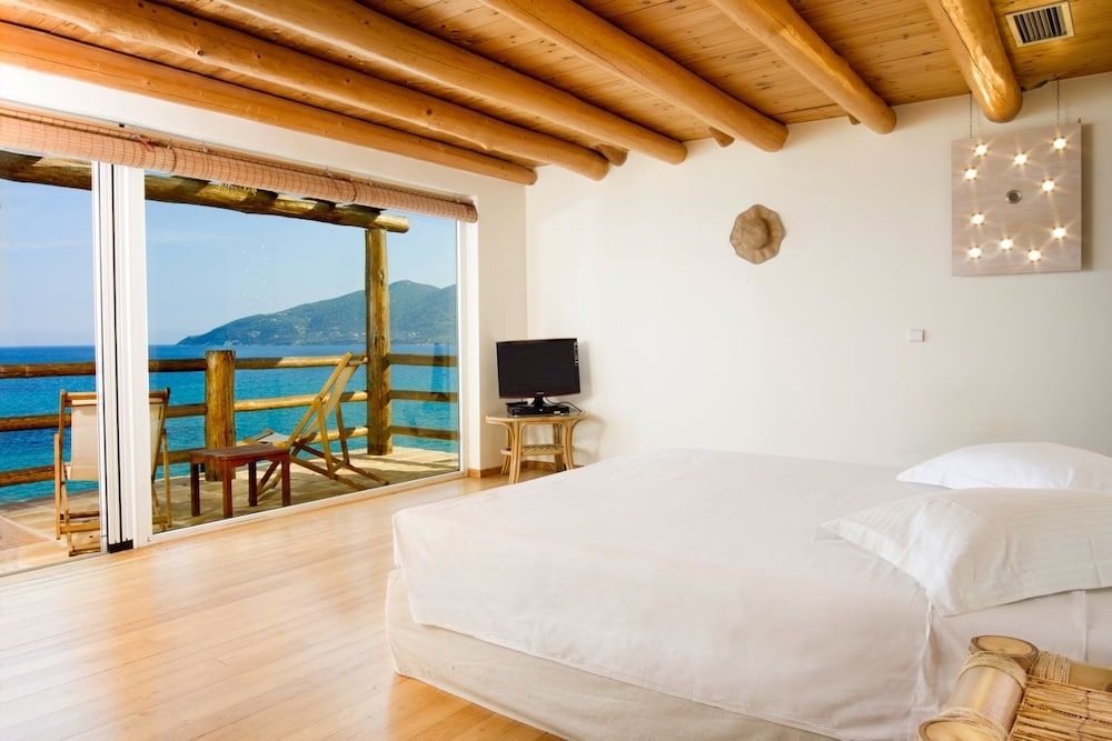 Grand One Bedroom Penthouse with Sea View - Photo 1