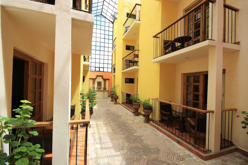Colonial - Photo 9