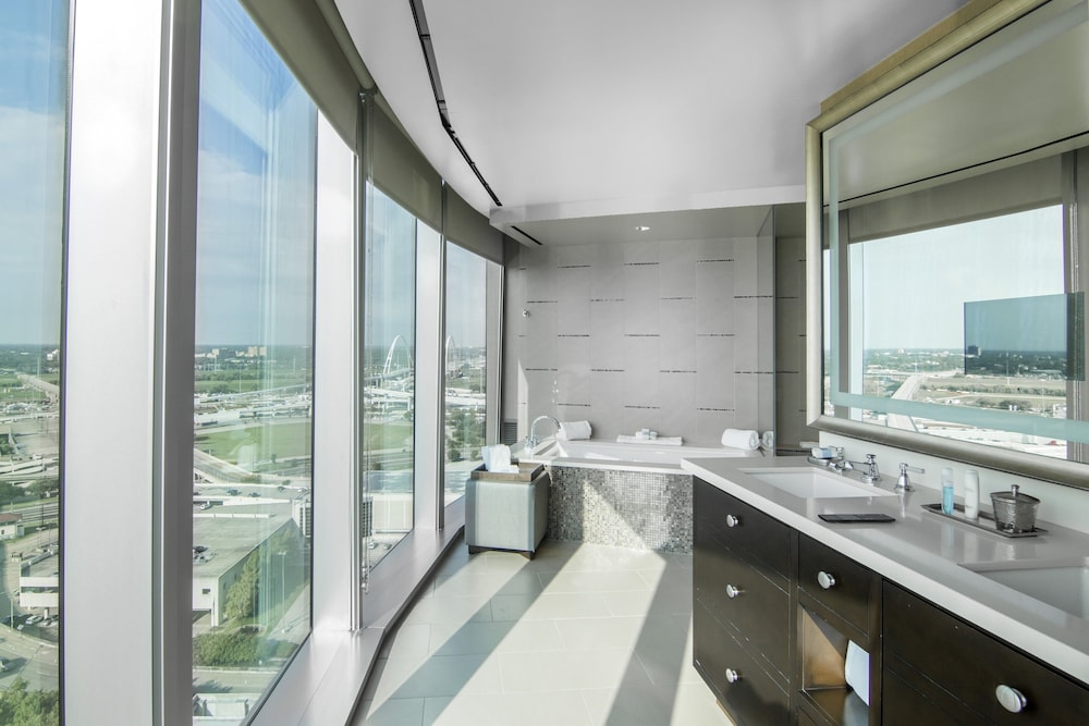 Luxury Suite, 1 King Bed, Corner - Photo 16