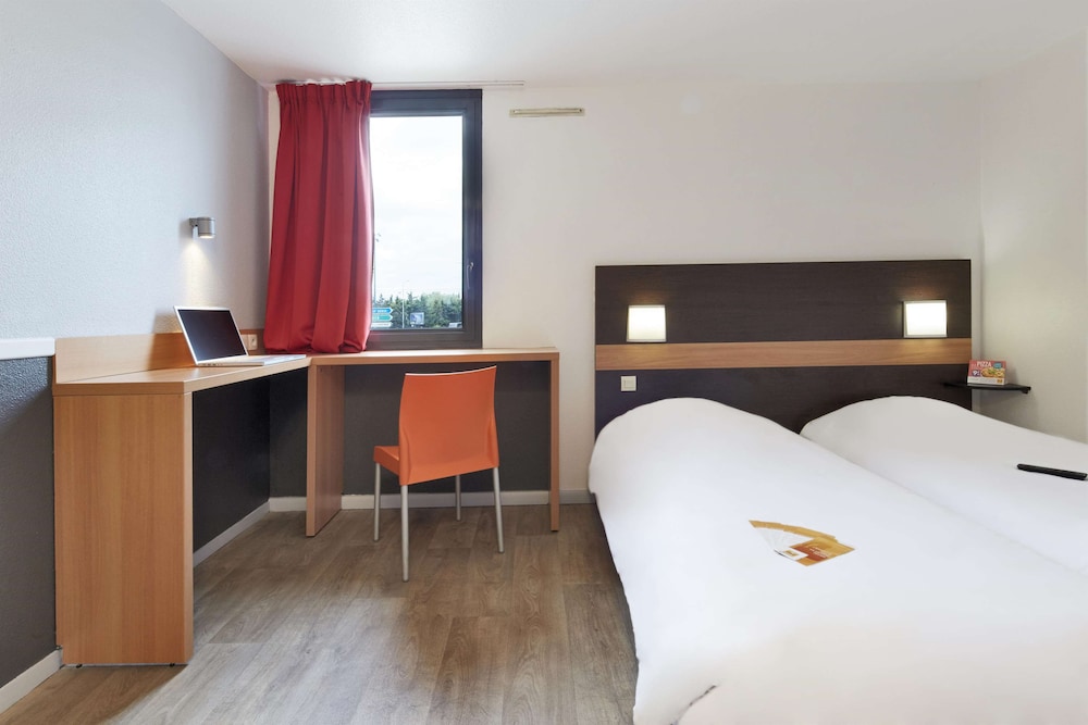 Standard Room, 2 Twin Beds - Photo 13
