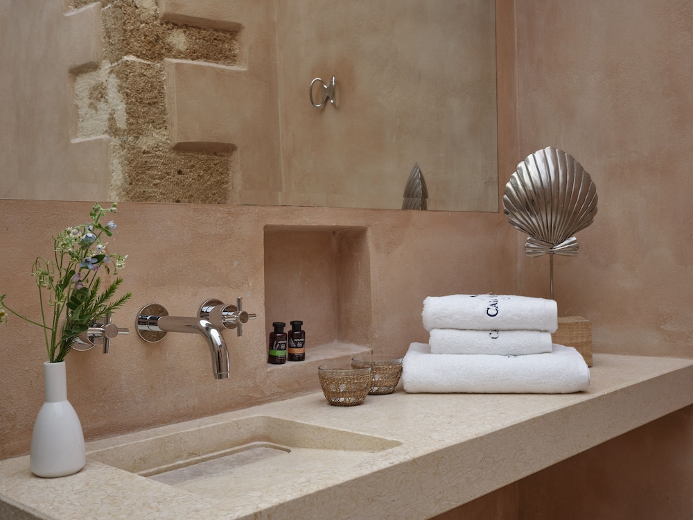 Penthouse Suite with Private Terrace & Sea View - Photo 16