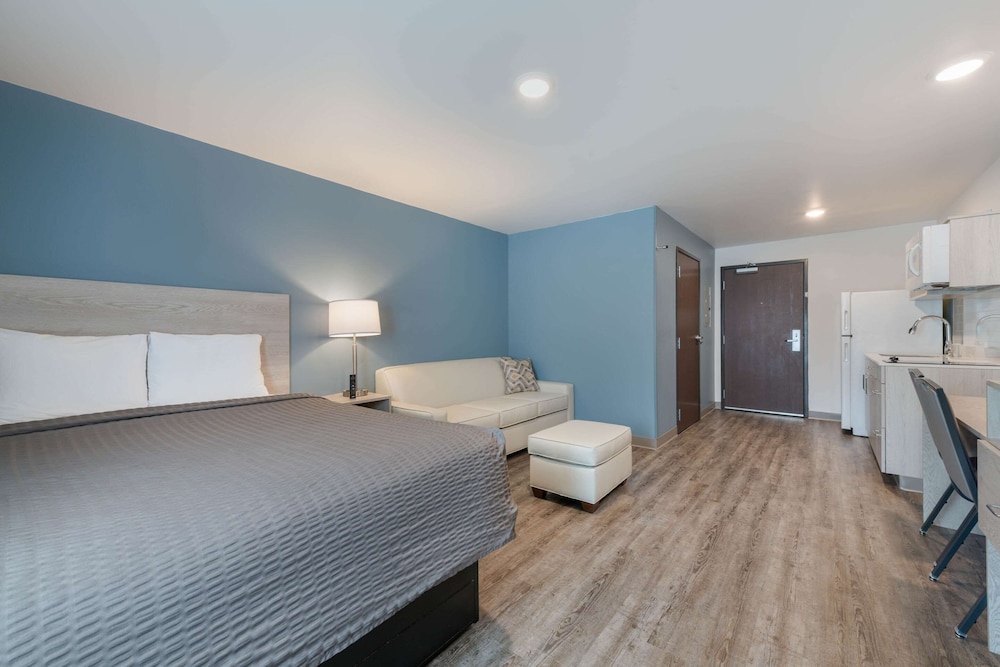 Queen Suite with Sofa Accessible