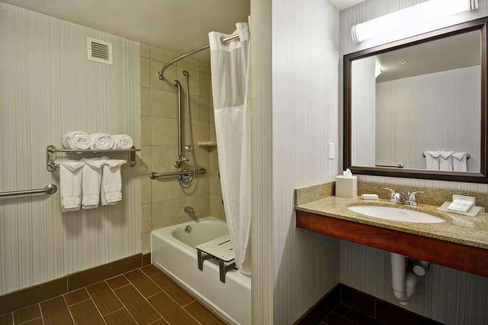 2 Queen Beds, Accessible, Tub, (Drinks and Snacks) photo 3
