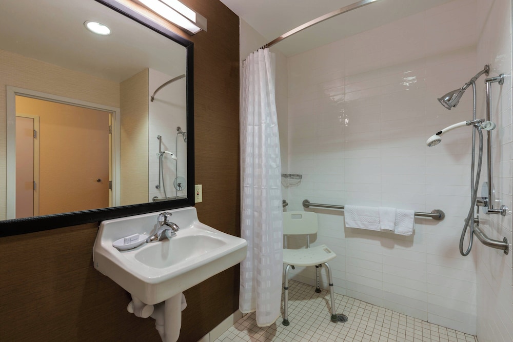 Room, 2 Queen Beds - Photo 11