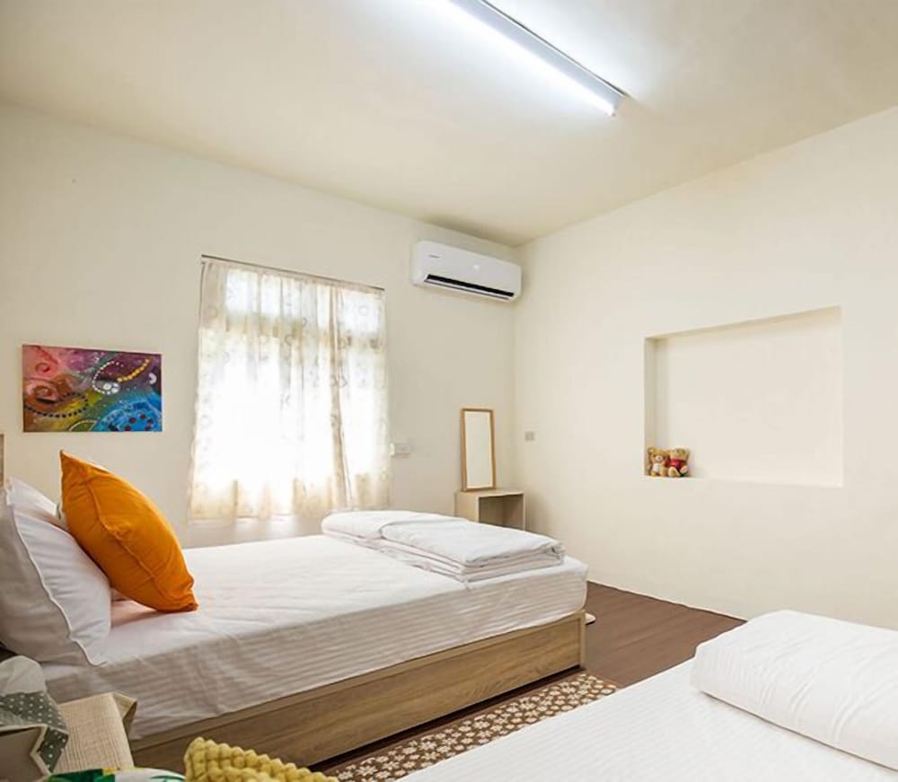 Economy Triple Room photo 2